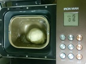 把面包桶卡入面包机，启动imix程序，把材料揉成团，大约8～9分钟。