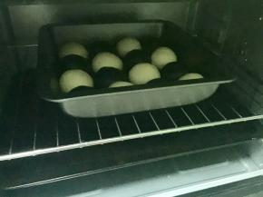 然后把烤盘放入烤箱，烤网下面放一个烤盘，加入半盘热水，关上烤箱门，进行二次发酵。