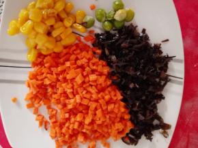 口袋里的配料我准备了这些，可以根据自己家的情况来准备，主要是颜色分明，漂亮的，蒸出来不容易变色就可以了。木耳和胡萝卜切成小粒，