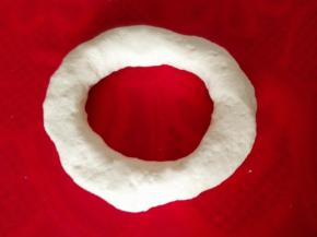 取出面团，揉光滑之后，从是间掏个洞，把面如图揉成圆环，