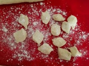 用手掐成大小一致的面剂子，撒上干面粉，防粘，