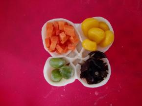 把准备的材料装在四个口袋里，