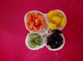 把准备的材料装在四个口袋里，