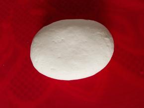 揉成团后，放在盆里，盖上盖子醒发大约40分钟，