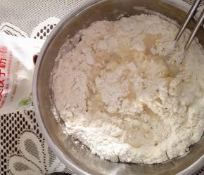 先把面粉里加开水，用筷子搅拌一下，待手温的时候，再和面，