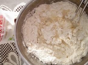 先把面粉里加开水，用筷子搅拌一下，待手温的时候，再和面，