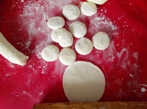 揉成粗细均匀的长条，用手掐成大小一致的面剂子，撒上干面粉，防粘，先把面剂子按成圆饼，再用擀面杖擀成圆盘，