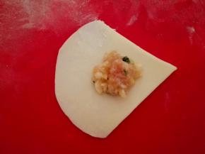 再翻过来，中间包好饺子馅，