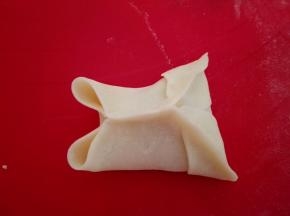 圆弧边如图与尖端捏合在一起，