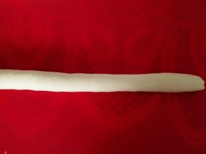 把圆环分开，开始用手从中间向两边揉，揉成粗细均匀的长条，