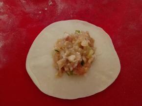 包入适量的饺子馅，