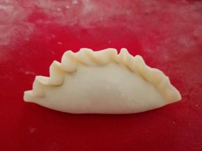 再用大拇把与食指捏出花边，