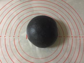 然后把面团平均分成2份，其中一份揉进竹炭粉。