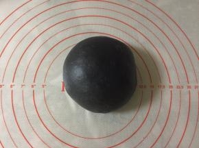 然后把面团平均分成2份，其中一份揉进竹炭粉。