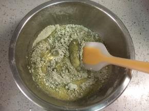 牛奶鸡蛋液混合均匀后，倒入混合好的干性材料，干性和湿性两类食材用搅拌刀混合均匀。