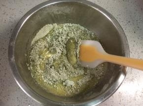 牛奶鸡蛋液混合均匀后，倒入混合好的干性材料，干性和湿性两类食材用搅拌刀混合均匀。