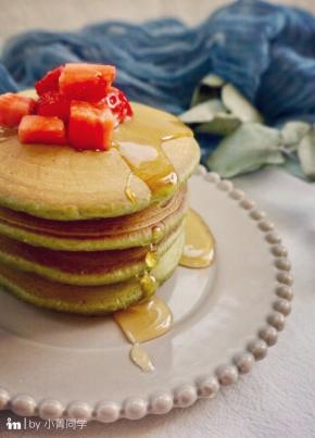 每勺舀的面糊量要保持一致，这样煎出的松饼就能一样大，把所有的面糊用完，然后把松饼叠在一起放入盘中。最后淋上蜂蜜，放上草莓丁。