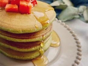 每勺舀的面糊量要保持一致，这样煎出的松饼就能一样大，把所有的面糊用完，然后把松饼叠在一起放入盘中。最后淋上蜂蜜，放上草莓丁。