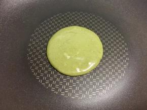 不粘锅烧热，不放油，保持小火，用汤勺舀起一勺面糊，自然滴落到不粘锅中间，形成圆形的饼状。