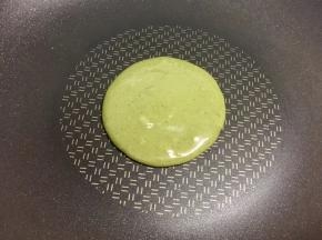 不粘锅烧热，不放油，保持小火，用汤勺舀起一勺面糊，自然滴落到不粘锅中间，形成圆形的饼状。