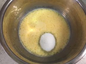 加入细砂糖，混合均匀。