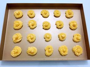 在烤盘上挤出曲奇形状，中间要间隔