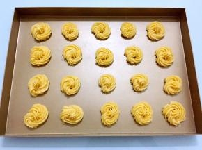 在烤盘上挤出曲奇形状，中间要间隔