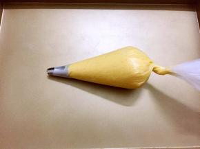 裱花袋装入裱花嘴，再把面粉装入裱花袋中