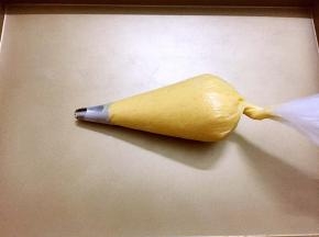 裱花袋装入裱花嘴，再把面粉装入裱花袋中