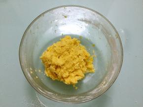 用刮刀拌至无干粉