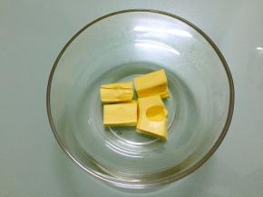 黄油提前软化至手指一压就过
