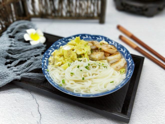 虾仁鸡蛋面