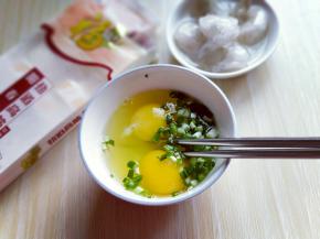 葱去皮切碎，加入鸡蛋碗中。