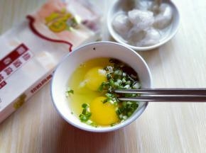 葱去皮切碎，加入鸡蛋碗中。