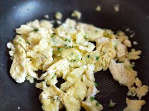 起油锅，将蛋液倒入不粘锅中，小火煎鸡蛋饼，再切碎，盛出备用。