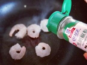 另起油锅，加入虾仁，再加入胡椒粉，可以根据个人喜欢，不喜欢胡椒粉的可以不加。