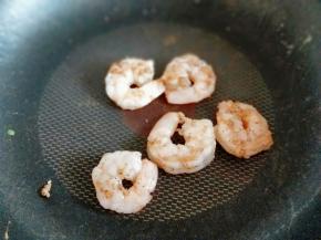 加入少许料酒。将虾仁炒至变色。