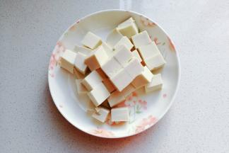 嫩豆腐一块切成小方块备用；