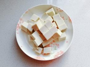 嫩豆腐一块切成小方块备用；