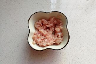 肉末适量加少许盐、料酒和淀粉抓匀；