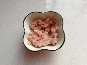 肉末适量加少许盐、料酒和淀粉抓匀；