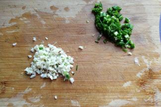 准备蒜末，葱花备用；