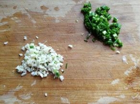 准备蒜末，葱花备用；