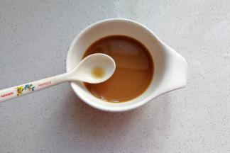 生抽3勺，醋1勺，蚝油1勺，白糖半勺，淀粉1勺加适量水调成碗汁备用；