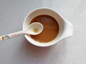 生抽3勺，醋1勺，蚝油1勺，白糖半勺，淀粉1勺加适量水调成碗汁备用；