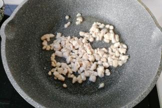 不沾锅中入少许油，下肉末煸炒至肉末变色后盛出备用；