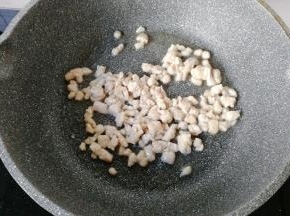 不沾锅中入少许油，下肉末煸炒至肉末变色后盛出备用；