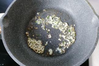 接着锅中开入少许油下蒜末煸出香味；