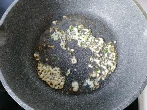 接着锅中开入少许油下蒜末煸出香味；