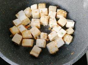 再下入豆腐块小火煎至两面金黄；